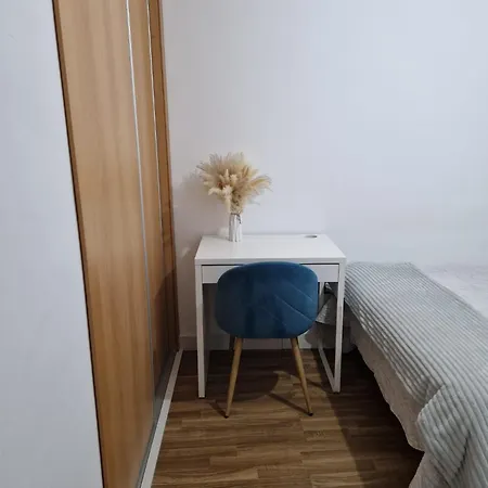 Quarto Com Banheiro Privado Em Apartamento Familiar